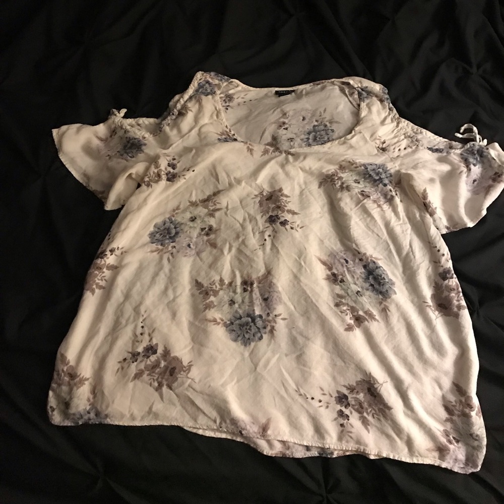 Torrid shoulder top.  Great condition. Size 1